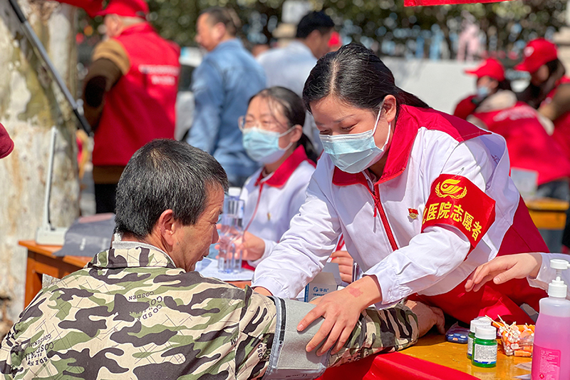 8.自愿效劳中的她.jpg